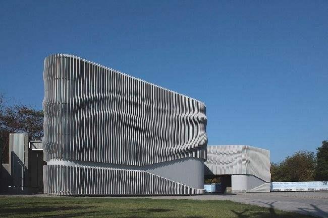 都江堰浅谈现代建筑采用网架结构安装的主要优势和应用